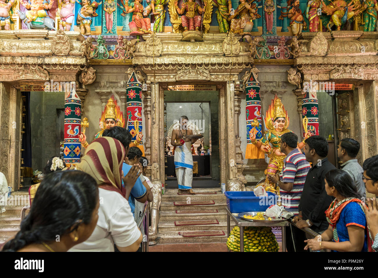 Cérémonie et fidèles, Sri Veeramakaliamman temple hindou, à Singapour, en Asie Banque D'Images