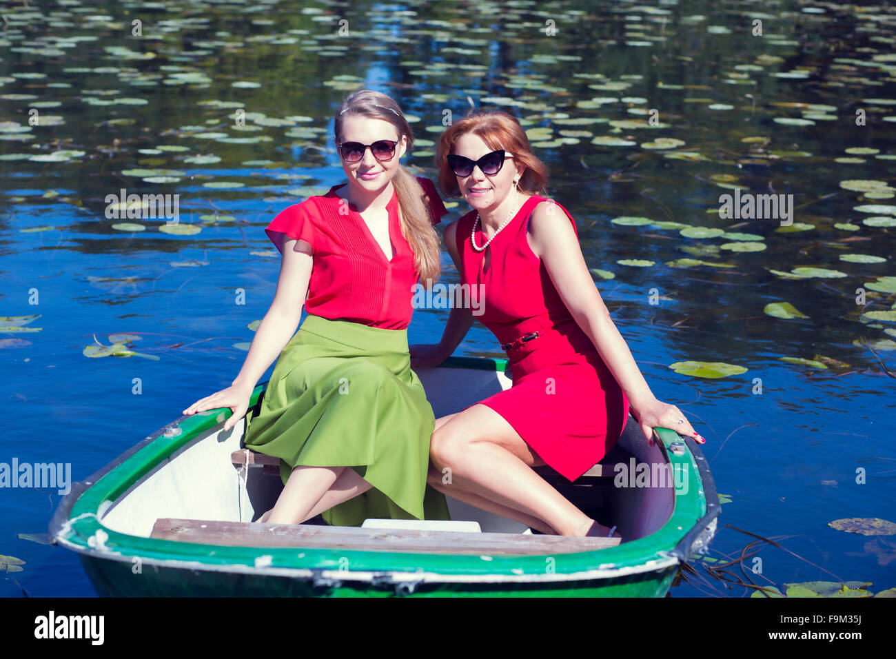 Amis de sexe féminin dans le petit bateau à voile Photo Stock - Alamy
