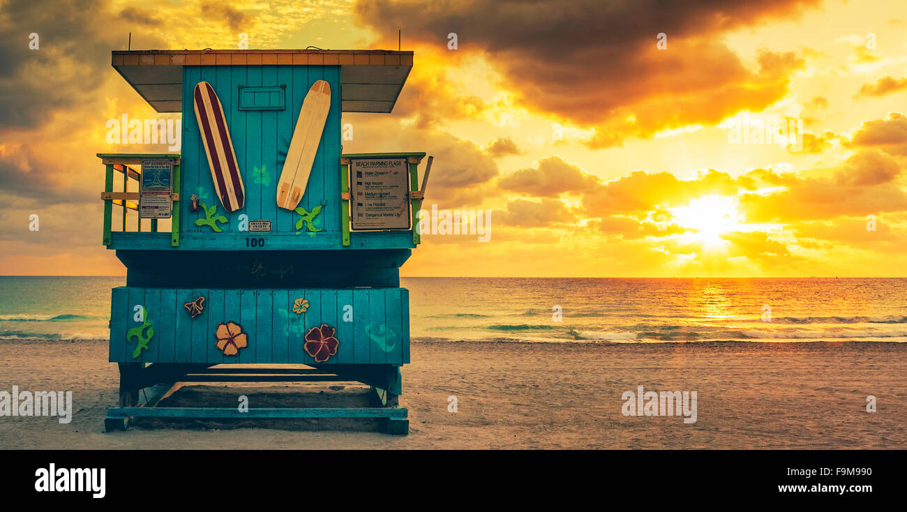 Miami South Beach sunrise avec lifeguard tower, USA. Banque D'Images