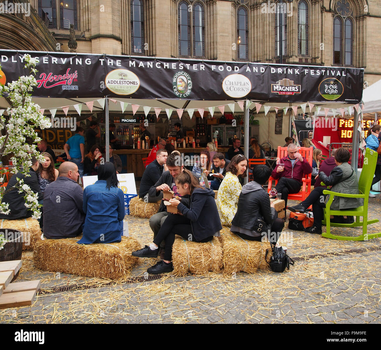 Manchester Food Festival 2015 - les gens en place Albert bénéficiant d'air libre de la nourriture et des boissons à la célébration annuelle. Banque D'Images