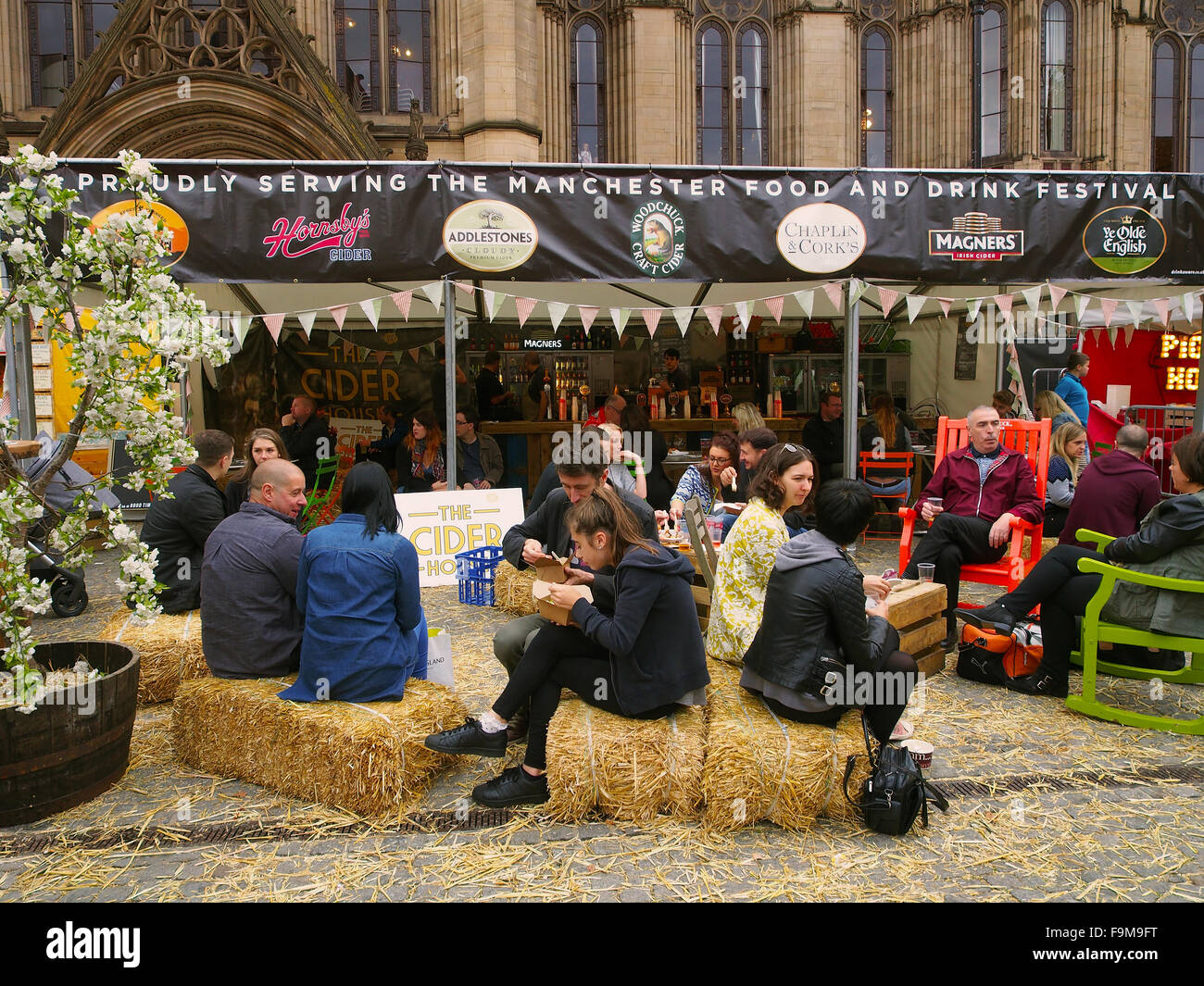 Manchester Food Festival 2015 - les gens en place Albert bénéficiant d'air libre de la nourriture et des boissons à la célébration annuelle. Banque D'Images