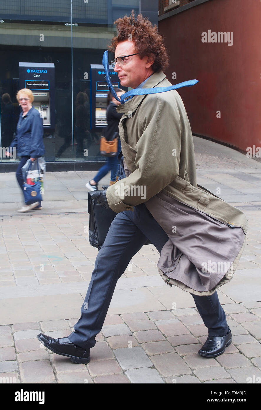 La statue vivante 'homme' balayées par le performer à l'extérieur de l'Arndale Centre commercial dans le centre-ville de Manchester, Angleterre, Royaume-Uni. Banque D'Images