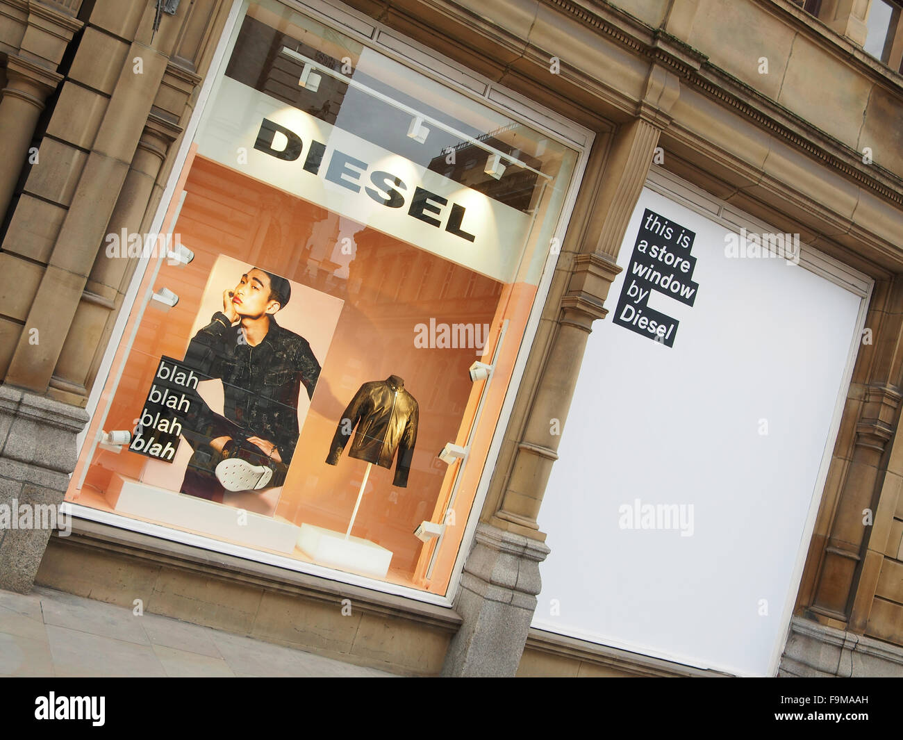 Vitrine d'affichage et de sortie de diesel sur King Street dans le centre-ville de Manchester, Angleterre, Royaume-Uni. Banque D'Images