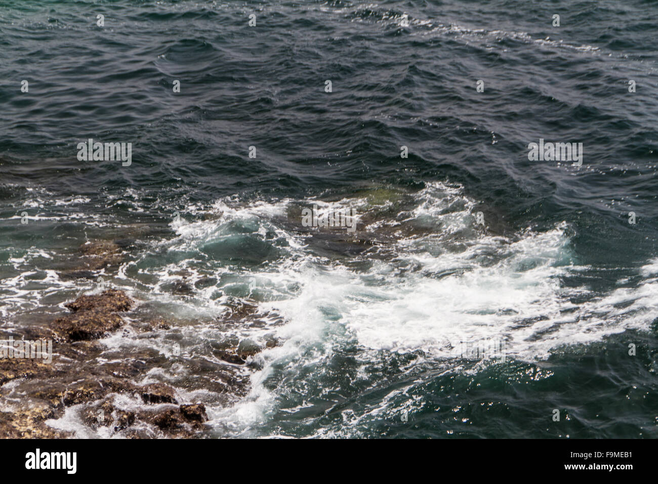 Les vagues de combats côte rocheuse déserte de l'océan Atlantique, Portugal Banque D'Images