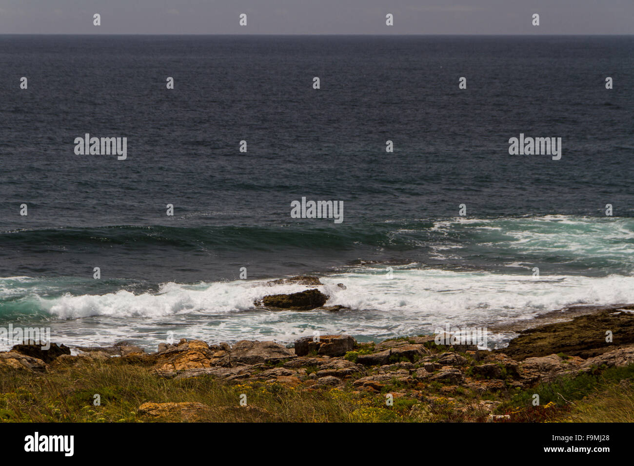 Les vagues de combats côte rocheuse déserte de l'océan Atlantique, Portugal Banque D'Images