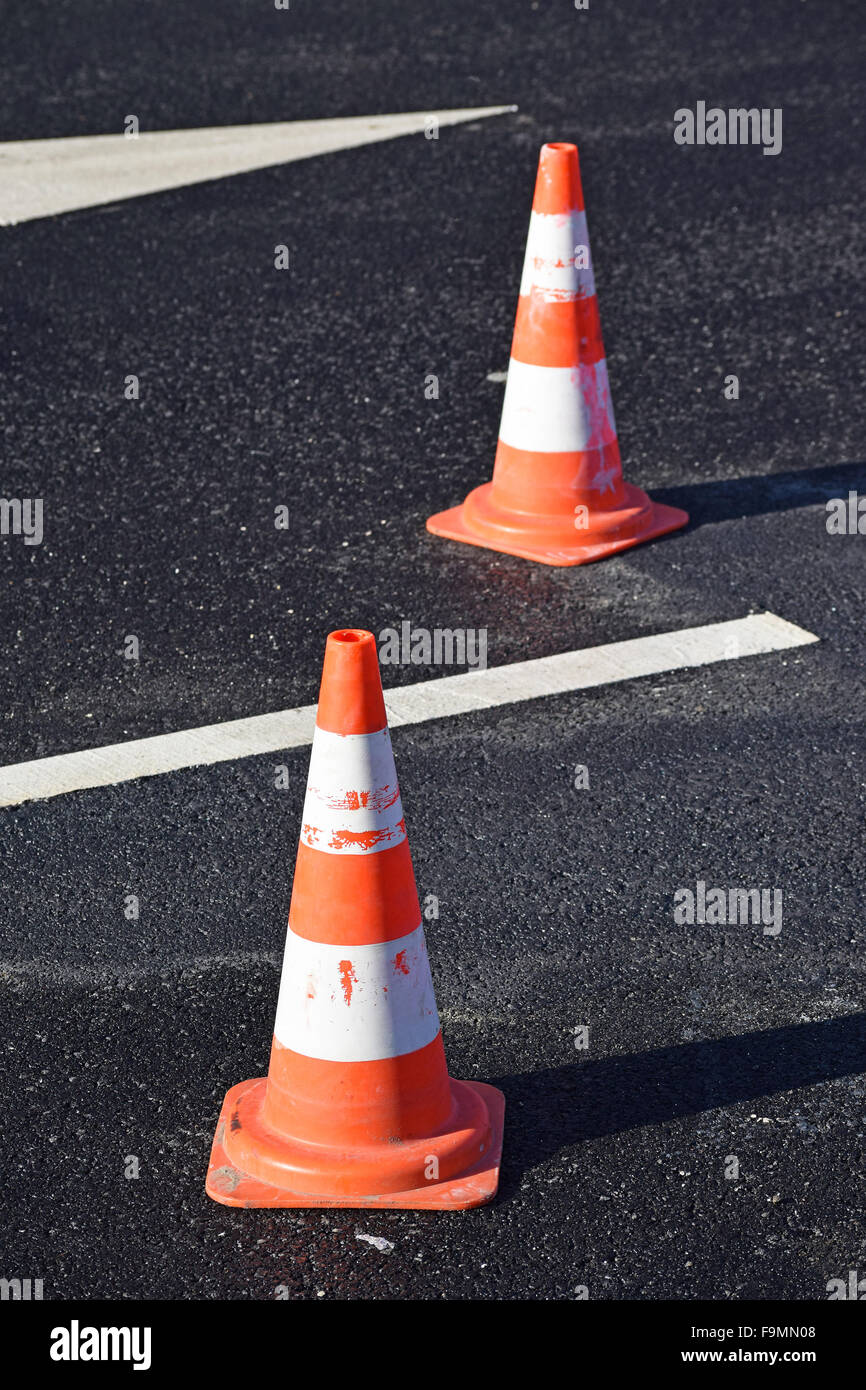Cônes de circulation sur la route Banque D'Images