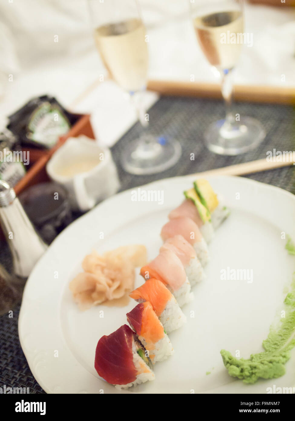 Service en chambre rainbow roll sushi et deux verres de champagne à l'hôtel Fairmont Orchid, Kohala Coast, Hawai'i. Banque D'Images