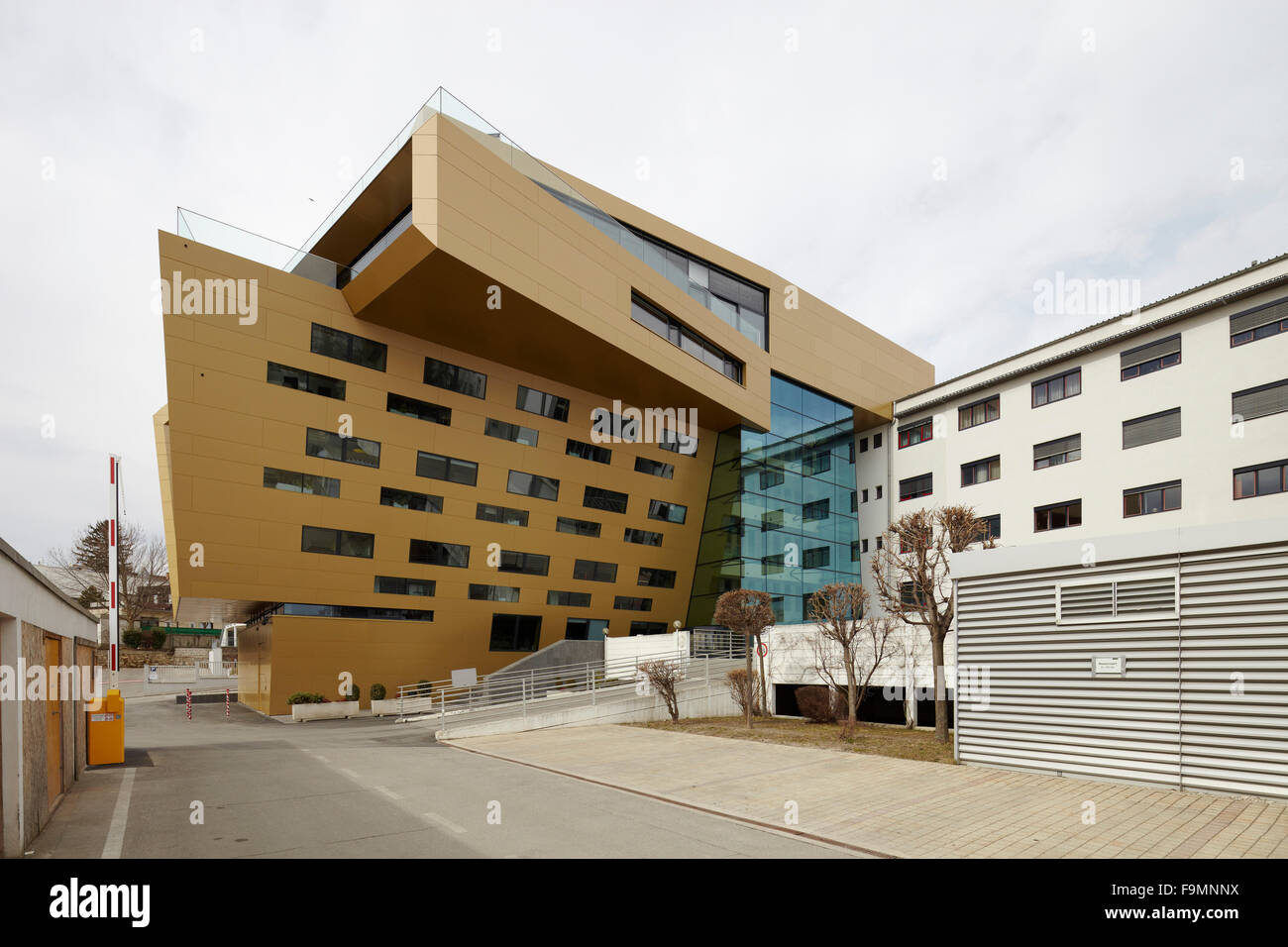Vue extérieure de la Raiffeisen asymétrique contemporain Finances Centre building à Eisenstadt, Autriche Banque D'Images
