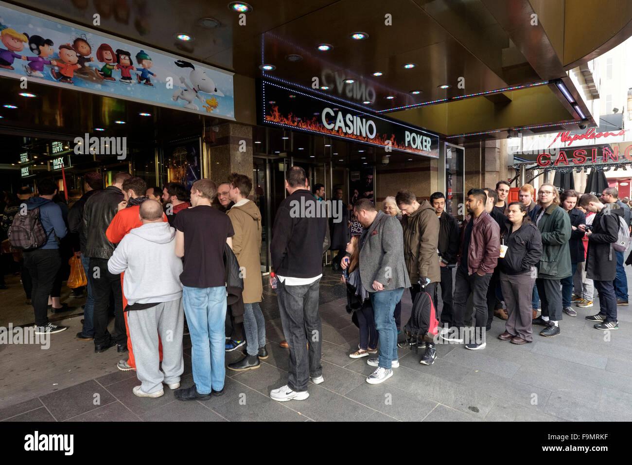 Londres, Royaume-Uni. 17 Décembre, 2015. Attente des fans à Leicester Square Cinema's pour voir 'Star Wars : The Force éveille', Londres, Royaume-Uni. Credit : Raymond Tang/Alamy Live News Banque D'Images