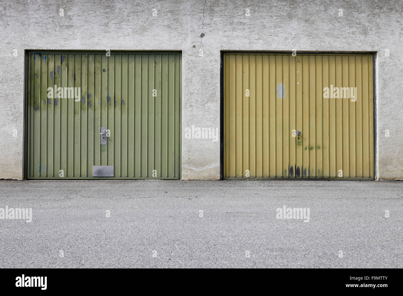Les portes de garage. Vue de deux portes de garage en métal vert et jaune. Banque D'Images