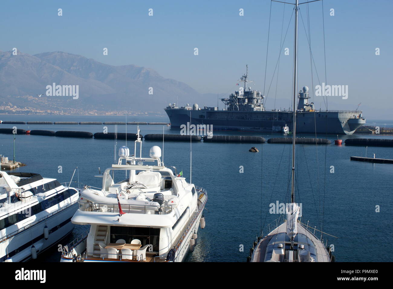 Navire de commandement USS Mount Whitney amarré à côté de Gaeta, Gaeta, Italie marina Banque D'Images