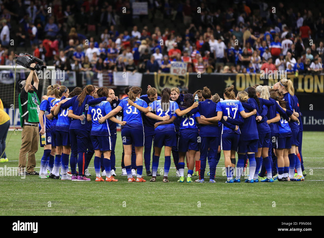 La Nouvelle Orléans en Louisiane, USA. Dec 16, 2015. Nous joindre équipe Womens caucus après le match entre l'US Women's National Soccer Team et la Chine PR au Mercedes Benz Superdome à La Nouvelle-Orléans en Louisiane. ©Steve Dalmado/Cal Sport Media/Alamy Live News Banque D'Images