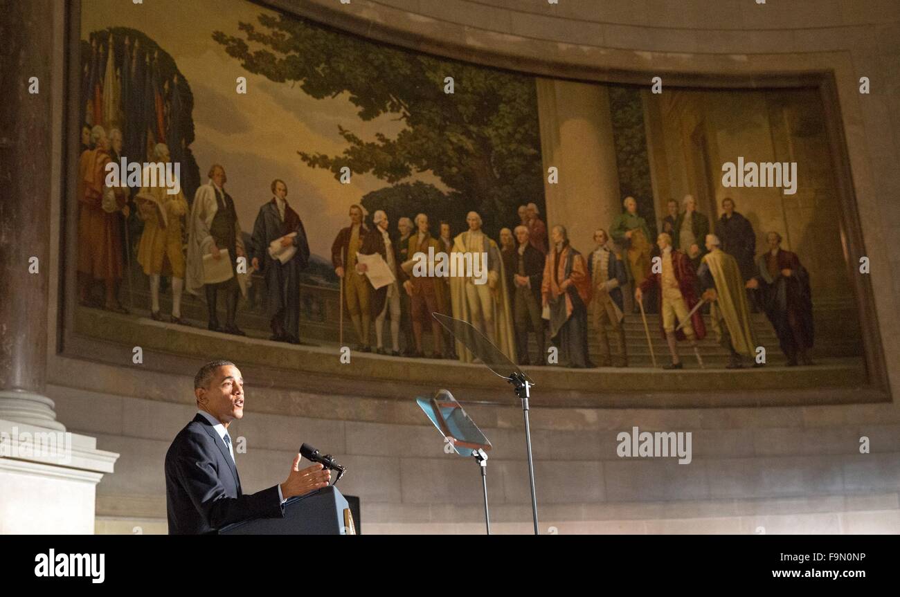 Le président Barack Obama parle sous une peinture de pères fondateurs au cours d'une cérémonie de naturalisation pour les nouveaux citoyens américains aux Archives Nationales à Washington, Mardi, Décembre 15, 2015. Crédit : Martin H. Simon/Piscine via CNP - AUCUN FIL SERVICE - Banque D'Images