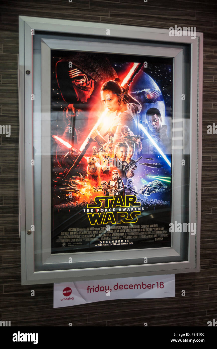 Chicago, USA. 17 décembre 2015. Un cinéma du centre-ville annonce l'ouverture du nouveau film, 'Star Wars, la Force s'éveille' qui a lieu le 18 décembre. Crédit : Stephen Chung / Alamy Live News Banque D'Images