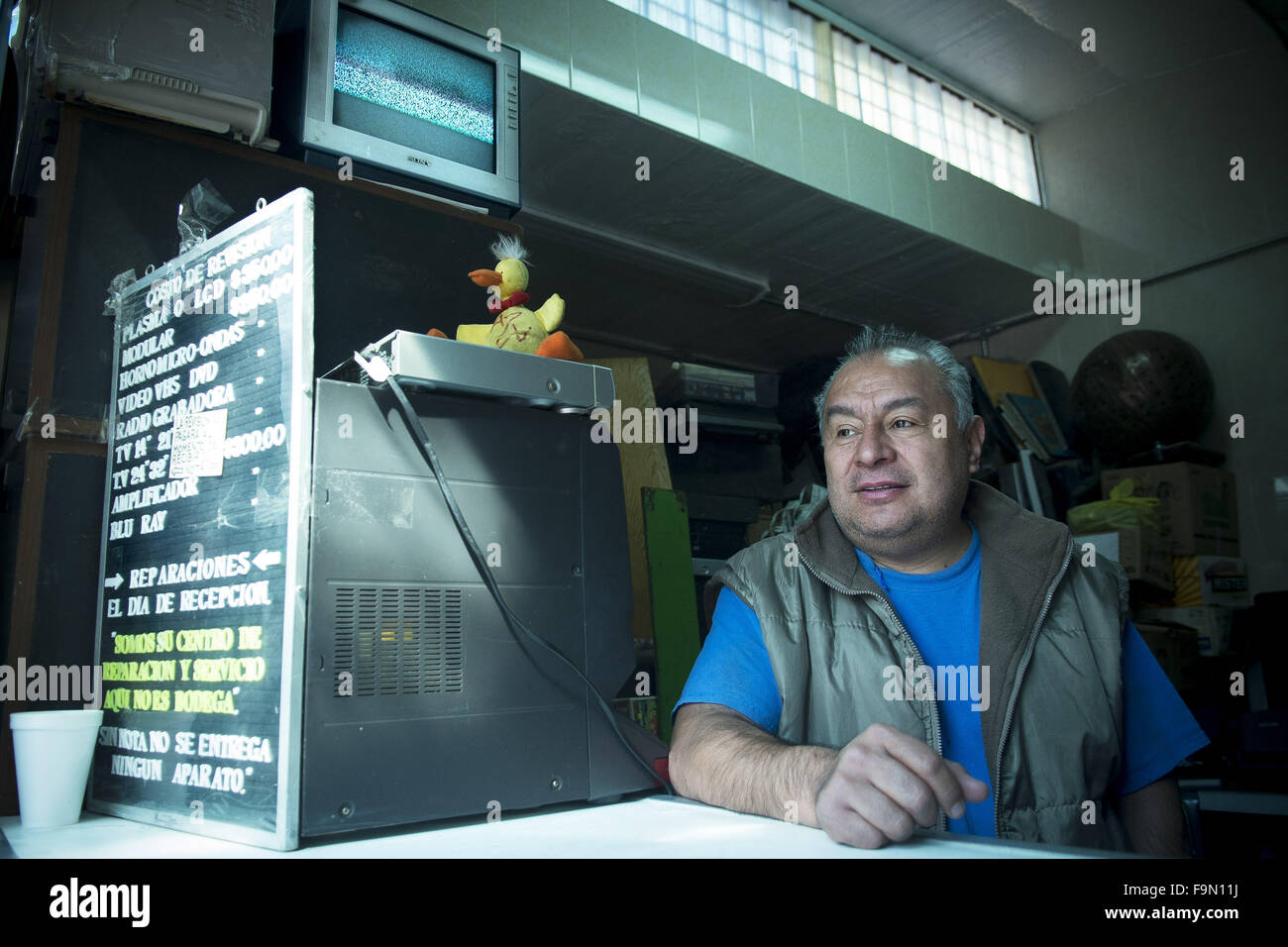 La ville de Mexico, Mexico City, MX. Dec 12, 2015. Réglementation des télécommunications mexicain - Institut des télécommunications du gouvernement fédéral a récemment réaffirmé que la conversion de la télévision analogique en signaux numériques à travers la nation, sera terminé d'ici la fin de l'année. Plus de 9 sur 10 foyers mexicains ont une télévision. Le Mexique se classe au septième rang mondial dans les décès de la route. Autour de 24 000 personnes meurent chaque année au Mexique en raison d'accidents de la route, dont 1 200 dans la ville de Mexico. © Joel Alvarez/ZUMA/Alamy Fil Live News Banque D'Images