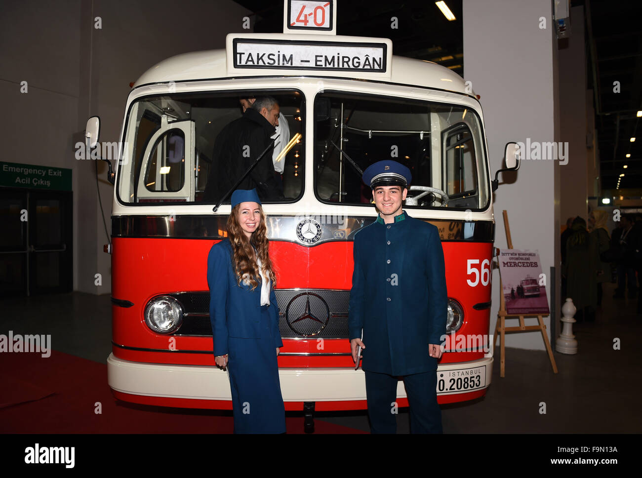 Istanbul, Turquie. 25Th Dec 2015. Deux modèles avec des bus à l'ancienne convient à poser pour une photo devant un vieux bus à Istanbul la 8e Symposium international des technologies de transport à Istanbul, Turquie, le 17 décembre 2015. Les participants du colloque sur les technologies de transport international a souligné l'importance des transports publics pour faire face à l'urbanisation rapide dans le monde entier. © Il Canling/Xinhua/Alamy Live News Banque D'Images