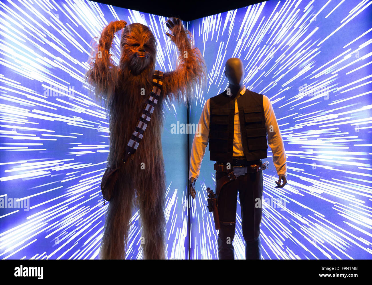 New York, USA. 17 Décembre, 2015. Tenues de Star Wars sont présentés dans l'exposition Smithsonian, rebelle. Jedi, la princesse, La Reine : La Guerre des étoiles et le pouvoir du costume. Ces costumes ont façonné l'identité de ces fameux personnages. Du masque noir menaçant de Darth Vader. la suite de doré C-3PO, Luke Skywalker, Imperial storm troopers, Yoda, Obi-Wan Kenobi, Chewbacca a Smiling cat, et d'autres des six films. Nouveaux costumes de la Force s'éveille sont également présentées. Crédit : Scott Houston/Alamy Live News Banque D'Images