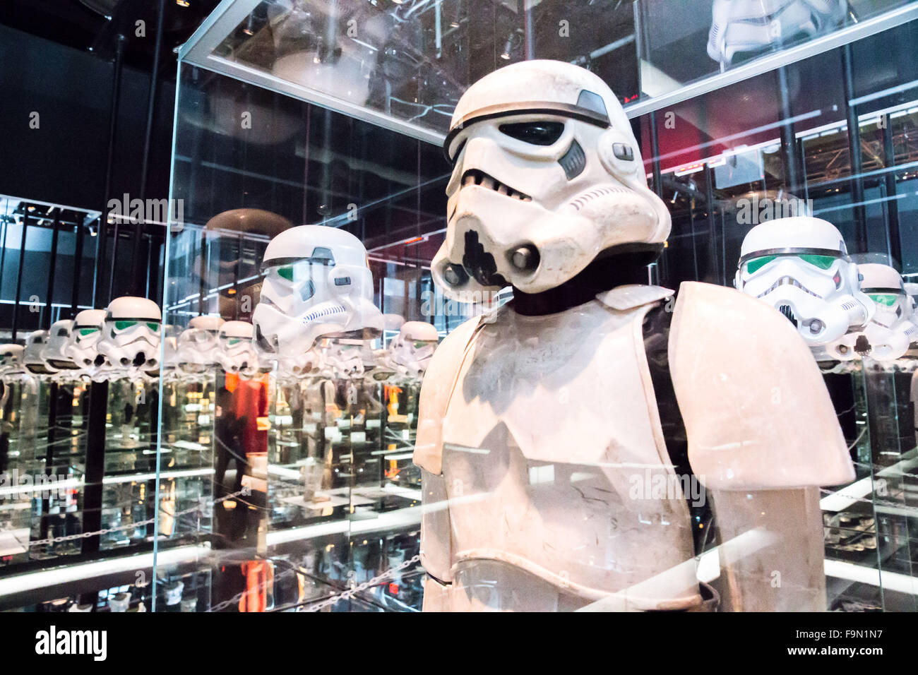 New York, USA. 17 Décembre, 2015. Tenues de Star Wars sont présentés dans l'exposition Smithsonian, rebelle. Jedi, la princesse, La Reine : La Guerre des étoiles et le pouvoir du costume. Ces costumes ont façonné l'identité de ces fameux personnages. Du masque noir menaçant de Darth Vader. la suite de doré C-3PO, Luke Skywalker, Imperial storm troopers, Yoda, Obi-Wan Kenobi, Chewbacca a Smiling cat, et d'autres des six films. Nouveaux costumes de la Force s'éveille sont également présentées. Crédit : Scott Houston/Alamy Live News Banque D'Images