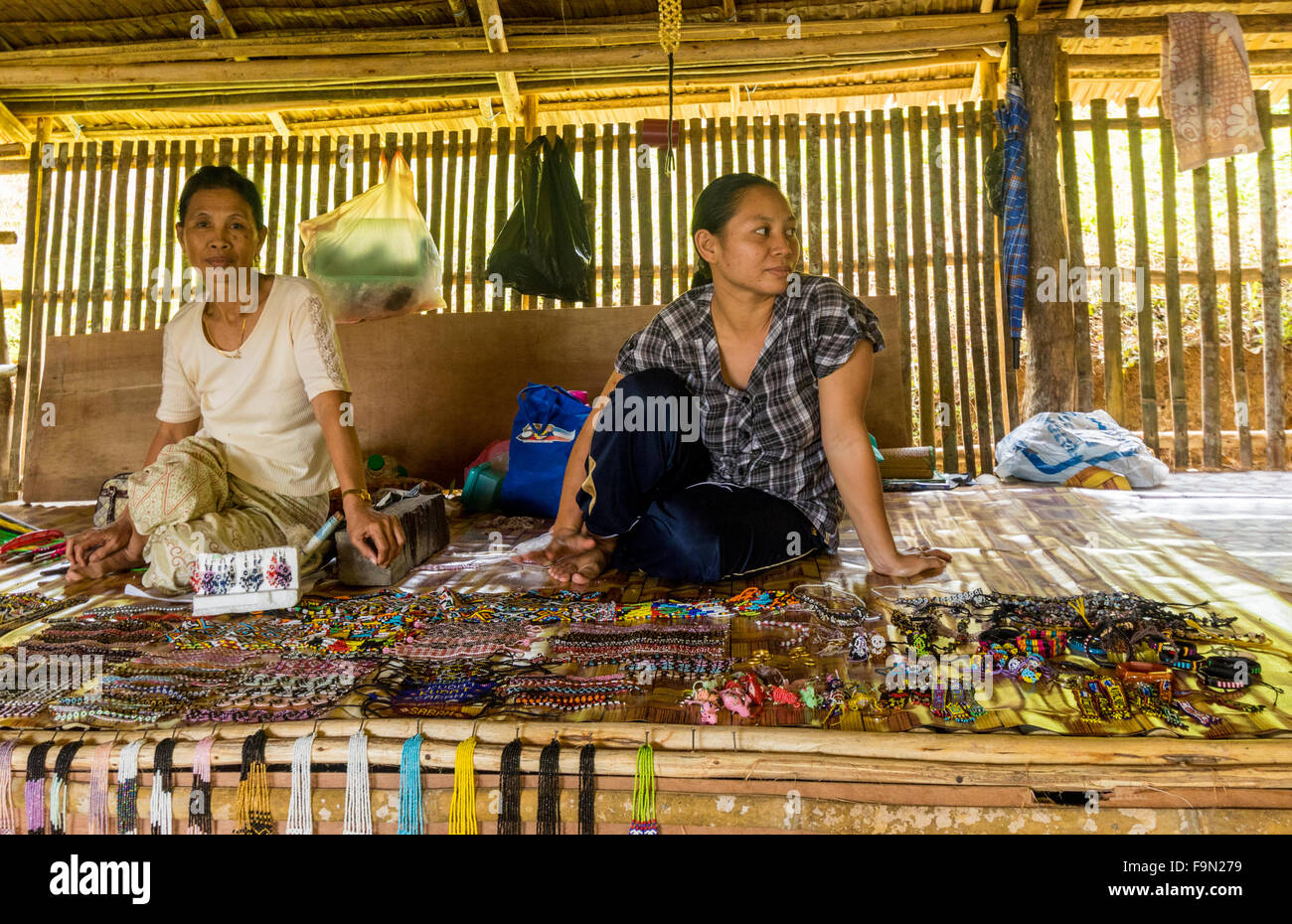 Les femmes et les arts et l'artisanat traditionnel de l'intérieur Rungus longue maison Bavanggazo,est de la Malaisie Sabah Bornéo Banque D'Images