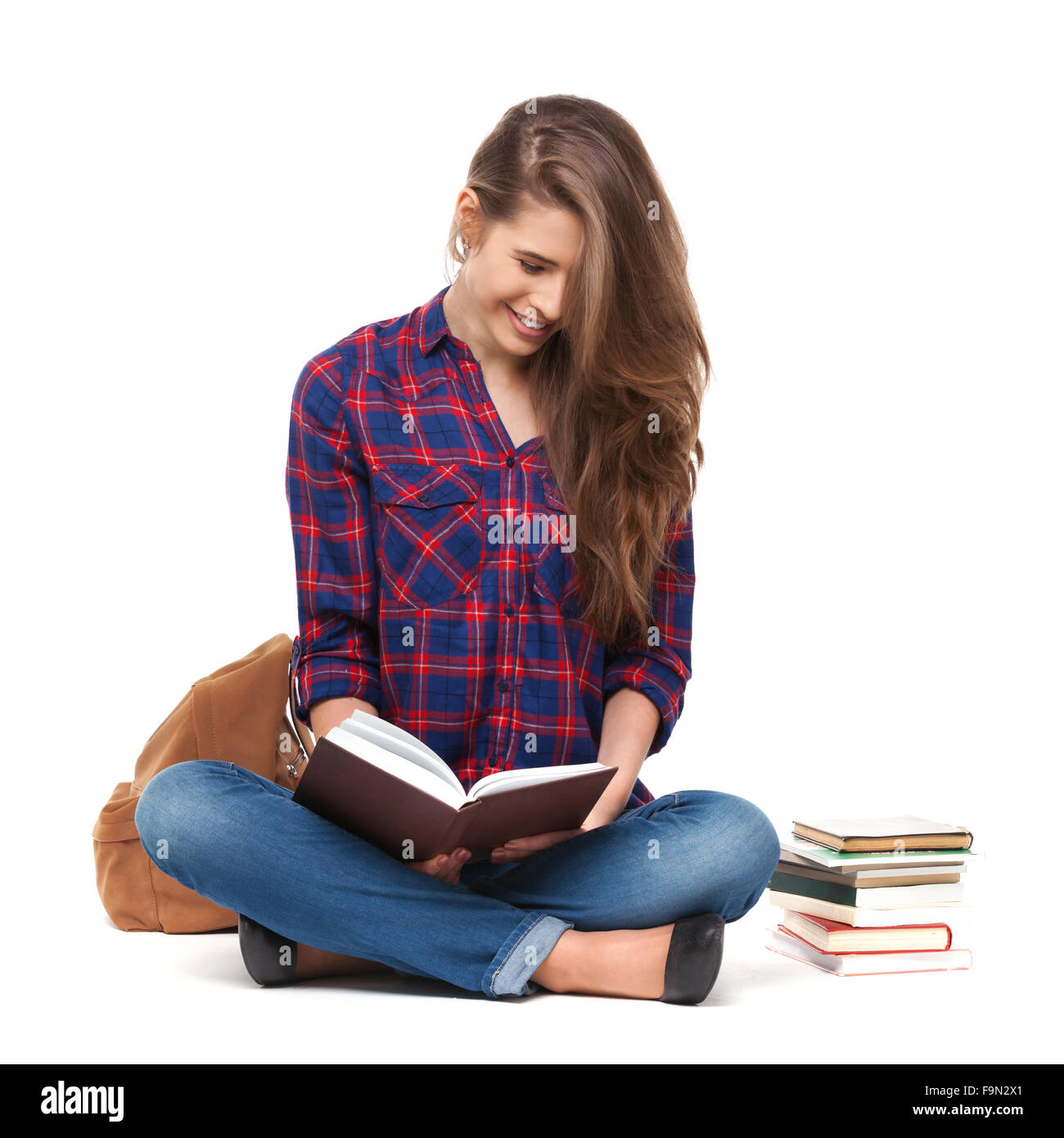Portrait of happy female student reading a book isolé sur blanc. Banque D'Images