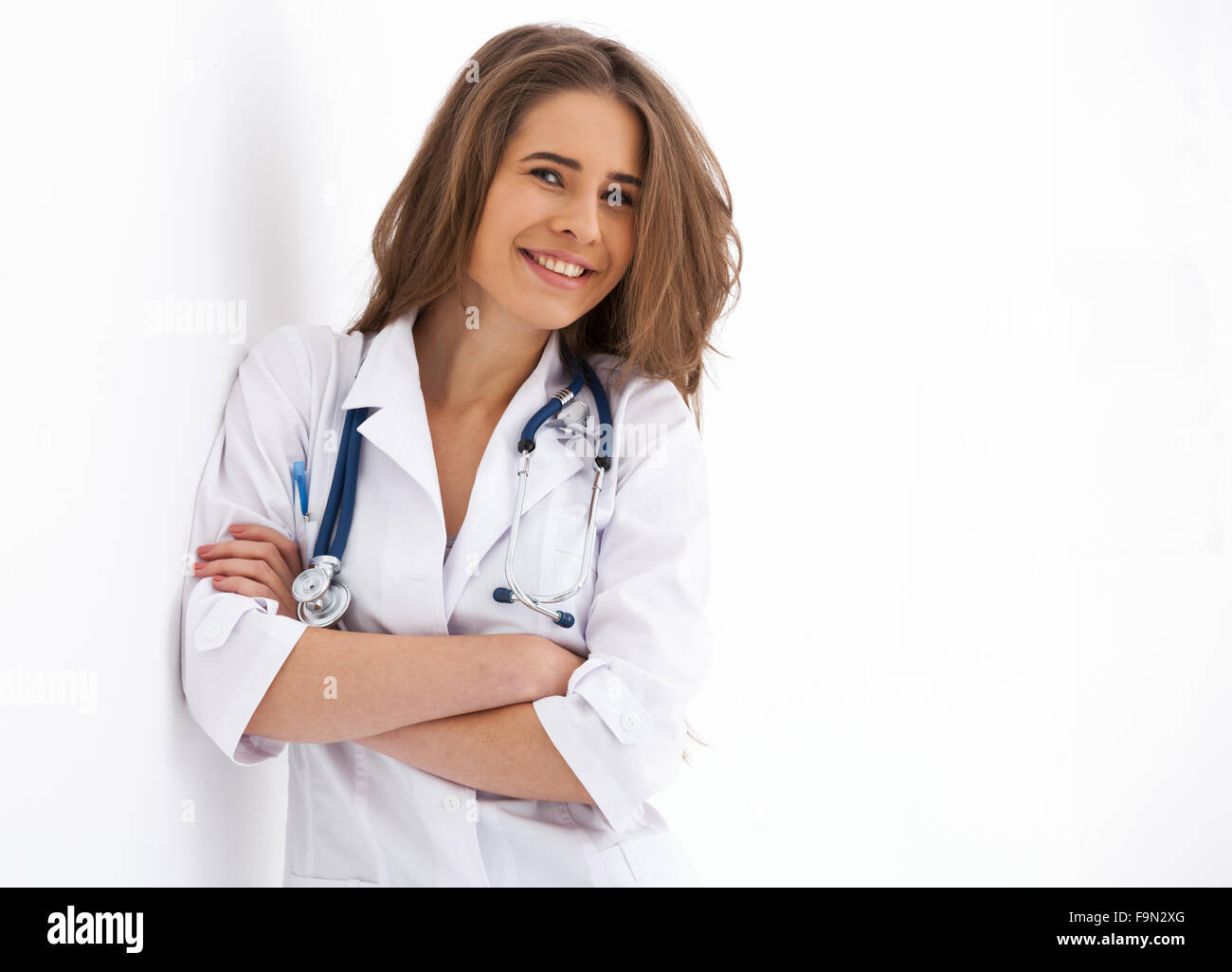 Portrait of happy young médecin isolé sur fond blanc. Banque D'Images