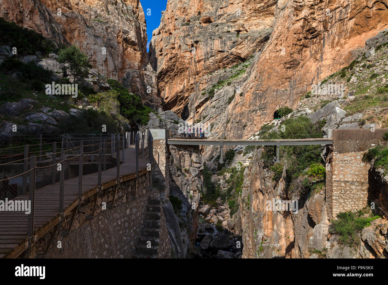 El Caminito del Rey est un passage couvert, coincé le long des parois d'une gorge étroite à El Chorro, près de Malaga, Andalousie, Espagne Banque D'Images