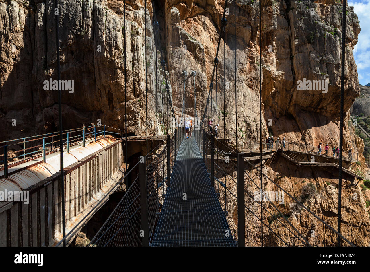 El Caminito del Rey sur pont piétons épinglées sur les murs escarpés d'une gorge étroite à El Chorro, près de Malaga, Andalousie, Espagne Banque D'Images