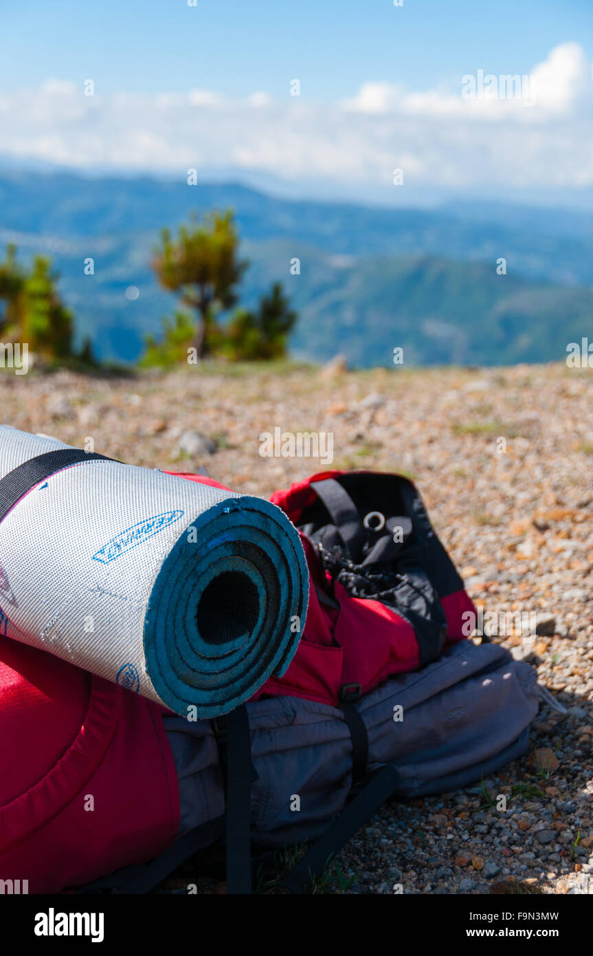 Sac à dos rouge gros plan avec matelas fixe sur le sol pierreux en face de mountain et Tajumulco ciel bleu avec des nuages Banque D'Images