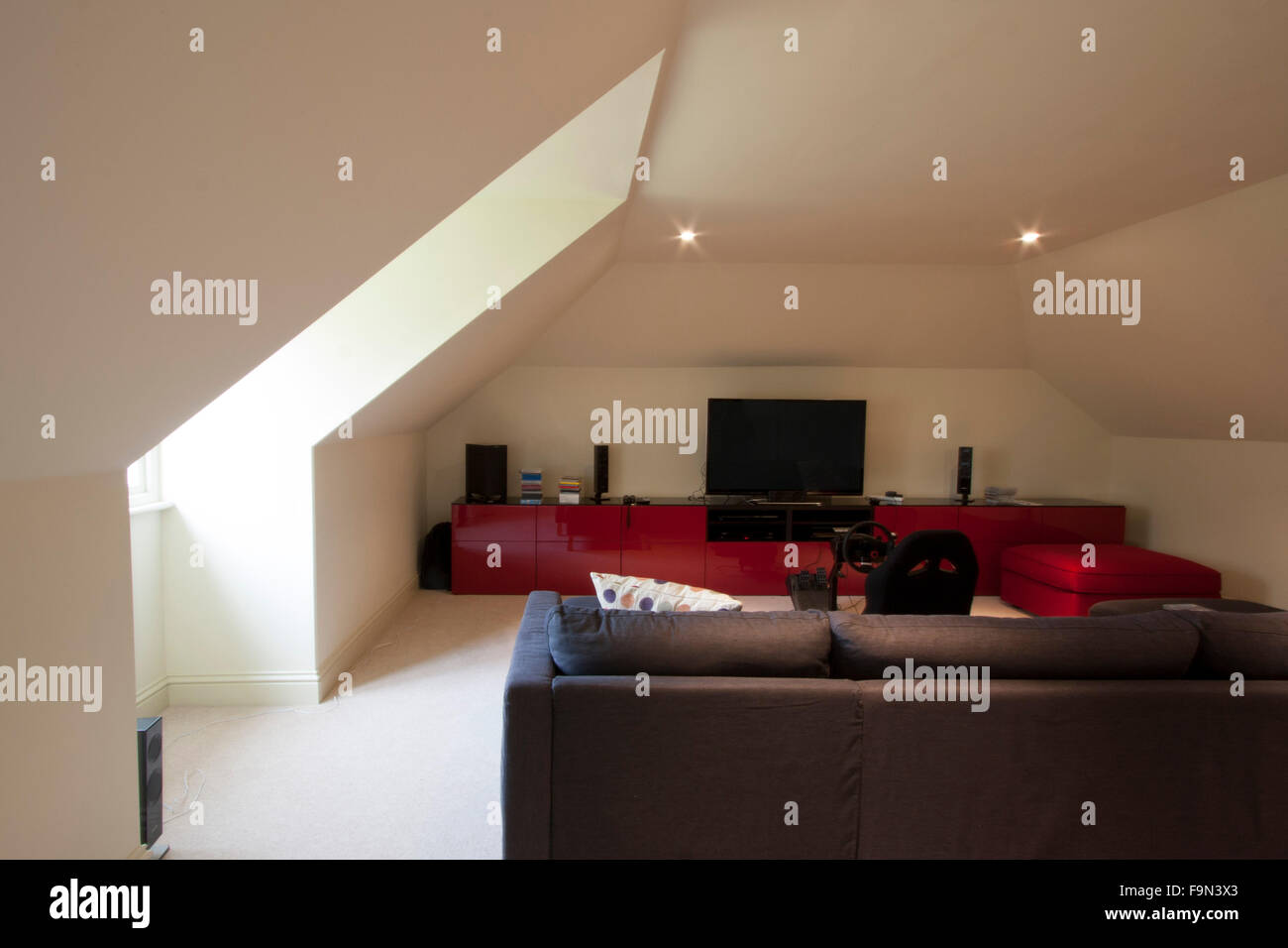 Jeux et salle de télévision loft avec canapé et tv stand Banque D'Images