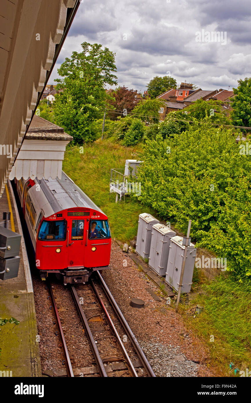 Train de tube, Willesden Green Banque D'Images