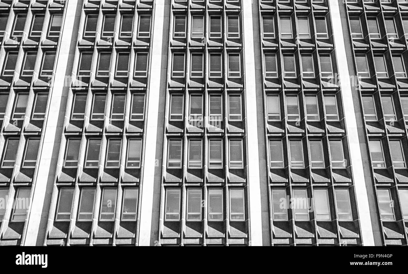 Rangées de fenêtres dans un immeuble de bureaux de l'ère des années 60. Banque D'Images