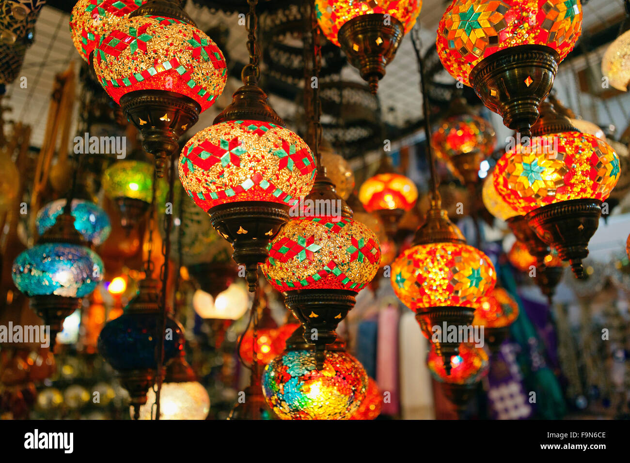 L'affichage de la mosaïque colorée et lampes traditionnelles turques dans un magasin à Bodrum, Turquie Banque D'Images