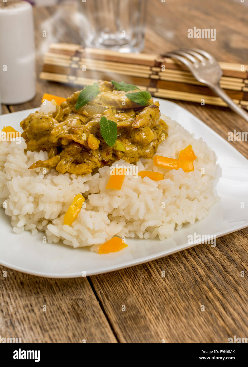 Une cuisine traditionnelle de l'Inde poulet au curry avec du riz Banque D'Images