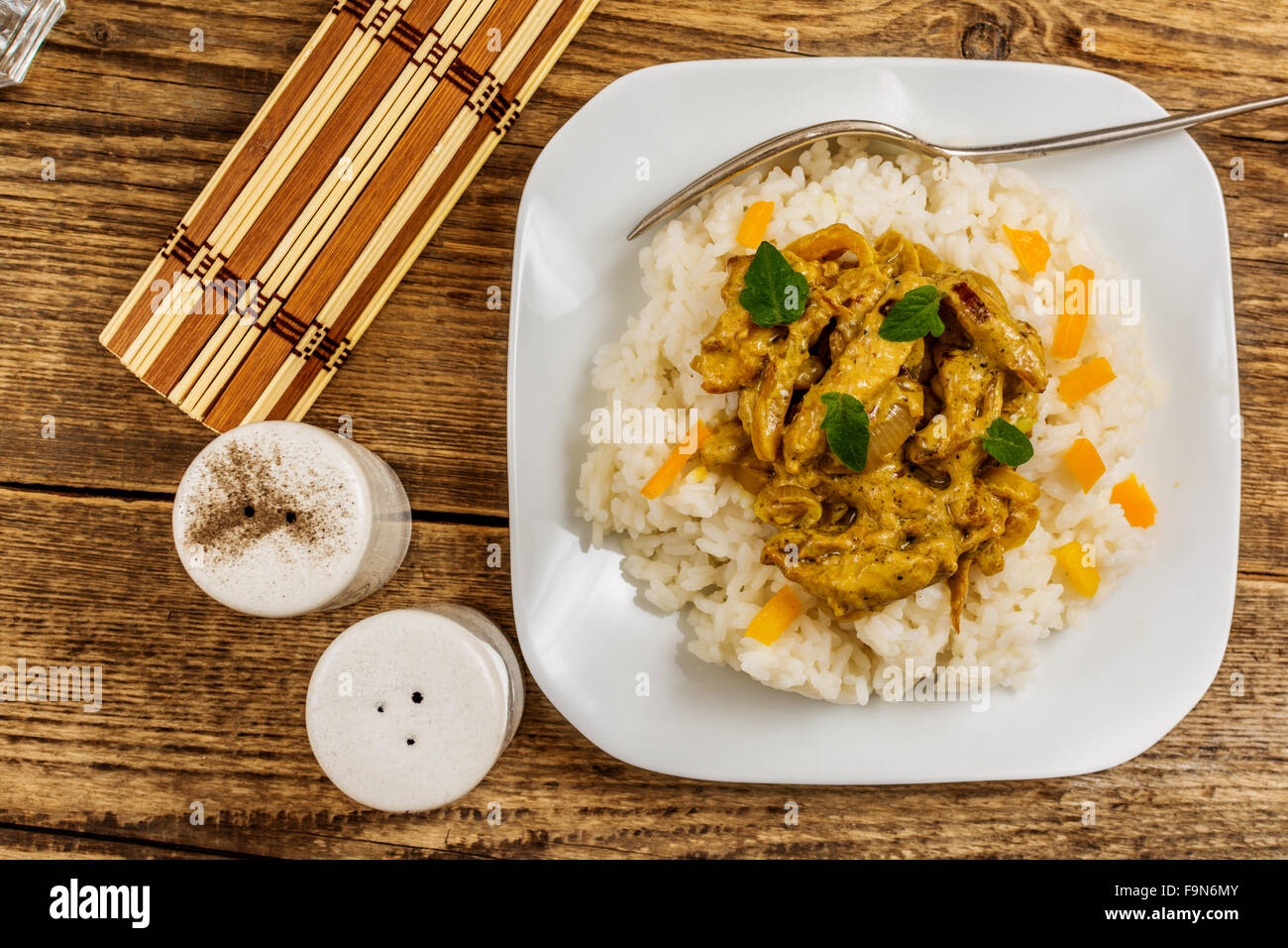 Une cuisine traditionnelle de l'Inde poulet au curry avec du riz Banque D'Images