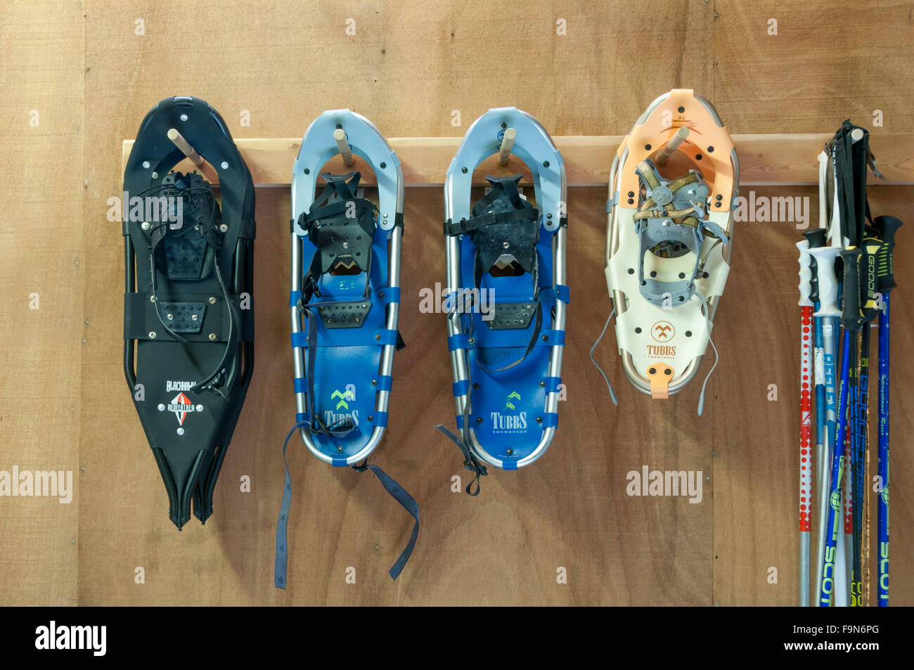 Paires de raquettes de raccrocher en attente de la neige de l'hiver et la saison sportive. Banque D'Images