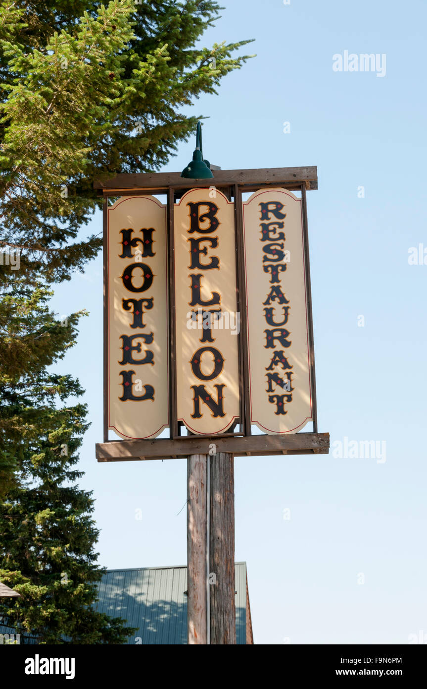 Un signe pour la Belton Chalet à l'entrée ouest du parc national des Glaciers dans la région de West Glacier, Montana, USA. Banque D'Images