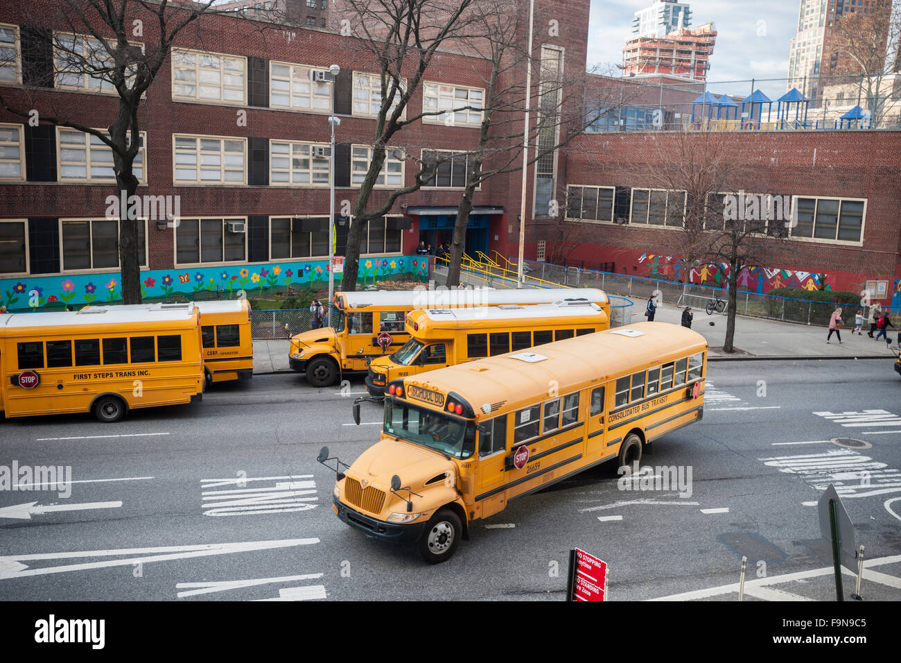 Ligne de bus scolaires jusqu'en face de PS 33 à Chelsea à New York le Mardi, Décembre 15, 2015 pour le rejet de la normale des étudiants. Une menace à la bombe réputé être un canular a été envoyée à l'NY Ministère de l'éducation et à la Los Angeles Unified School District. LA a fermé toutes ses écoles d'effectuer 640 000 étudiants, alors que les écoles ouvertes NY gardé avec licenciement normal times. (© Richard B. Levine) Banque D'Images