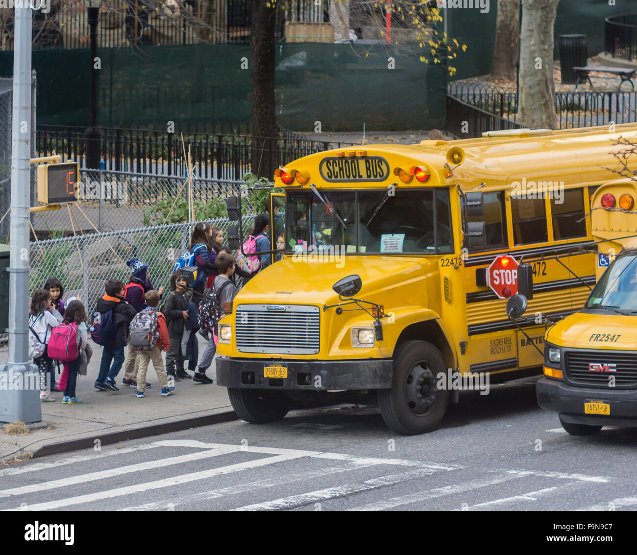 Ligne de bus scolaires jusqu'en face de PS 33 à Chelsea à New York le Mardi, Décembre 15, 2015 pour le rejet de la normale des étudiants. Une menace à la bombe réputé être un canular a été envoyée à l'NY Ministère de l'éducation et à la Los Angeles Unified School District. LA a fermé toutes ses écoles d'effectuer 640 000 étudiants, alors que les écoles ouvertes NY gardé avec licenciement normal times. (© Richard B. Levine) Banque D'Images