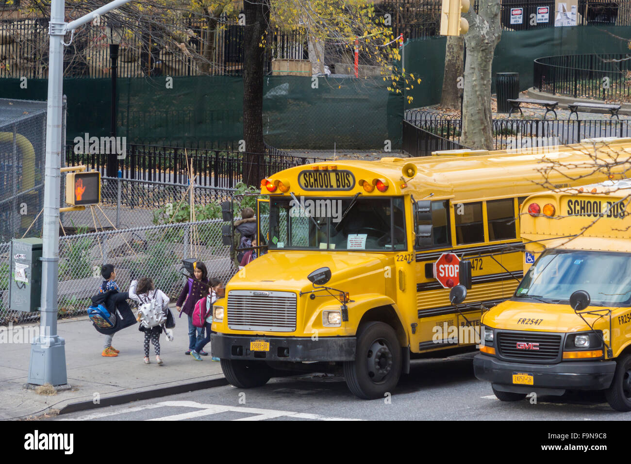 Ligne de bus scolaires jusqu'en face de PS 33 à Chelsea à New York le Mardi, Décembre 15, 2015 pour le rejet de la normale des étudiants. Une menace à la bombe réputé être un canular a été envoyée à l'NY Ministère de l'éducation et à la Los Angeles Unified School District. LA a fermé toutes ses écoles d'effectuer 640 000 étudiants, alors que les écoles ouvertes NY gardé avec licenciement normal times. (© Richard B. Levine) Banque D'Images
