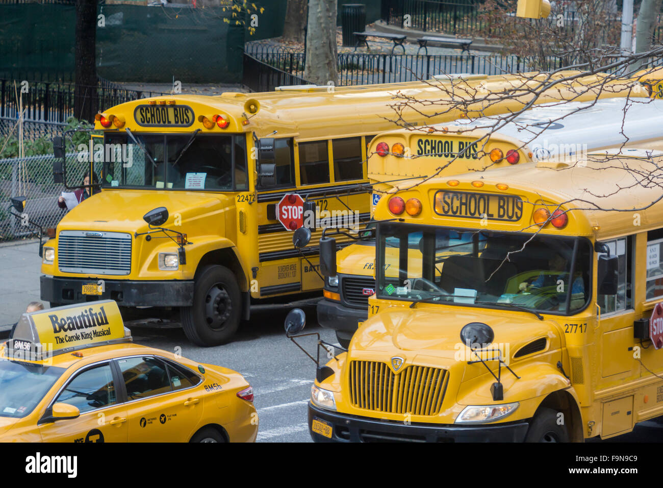 Ligne de bus scolaires jusqu'en face de PS 33 à Chelsea à New York le Mardi, Décembre 15, 2015 pour le rejet de la normale des étudiants. Une menace à la bombe réputé être un canular a été envoyée à l'NY Ministère de l'éducation et à la Los Angeles Unified School District. LA a fermé toutes ses écoles d'effectuer 640 000 étudiants, alors que les écoles ouvertes NY gardé avec licenciement normal times. (© Richard B. Levine) Banque D'Images