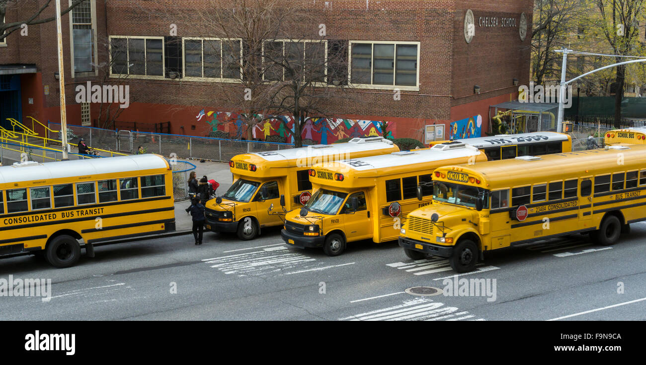 Ligne de bus scolaires jusqu'en face de PS 33 à Chelsea à New York le Mardi, Décembre 15, 2015 pour le rejet de la normale des étudiants. Une menace à la bombe réputé être un canular a été envoyée à l'NY Ministère de l'éducation et à la Los Angeles Unified School District. LA a fermé toutes ses écoles d'effectuer 640 000 étudiants, alors que les écoles ouvertes NY gardé avec licenciement normal times. (© Richard B. Levine) Banque D'Images