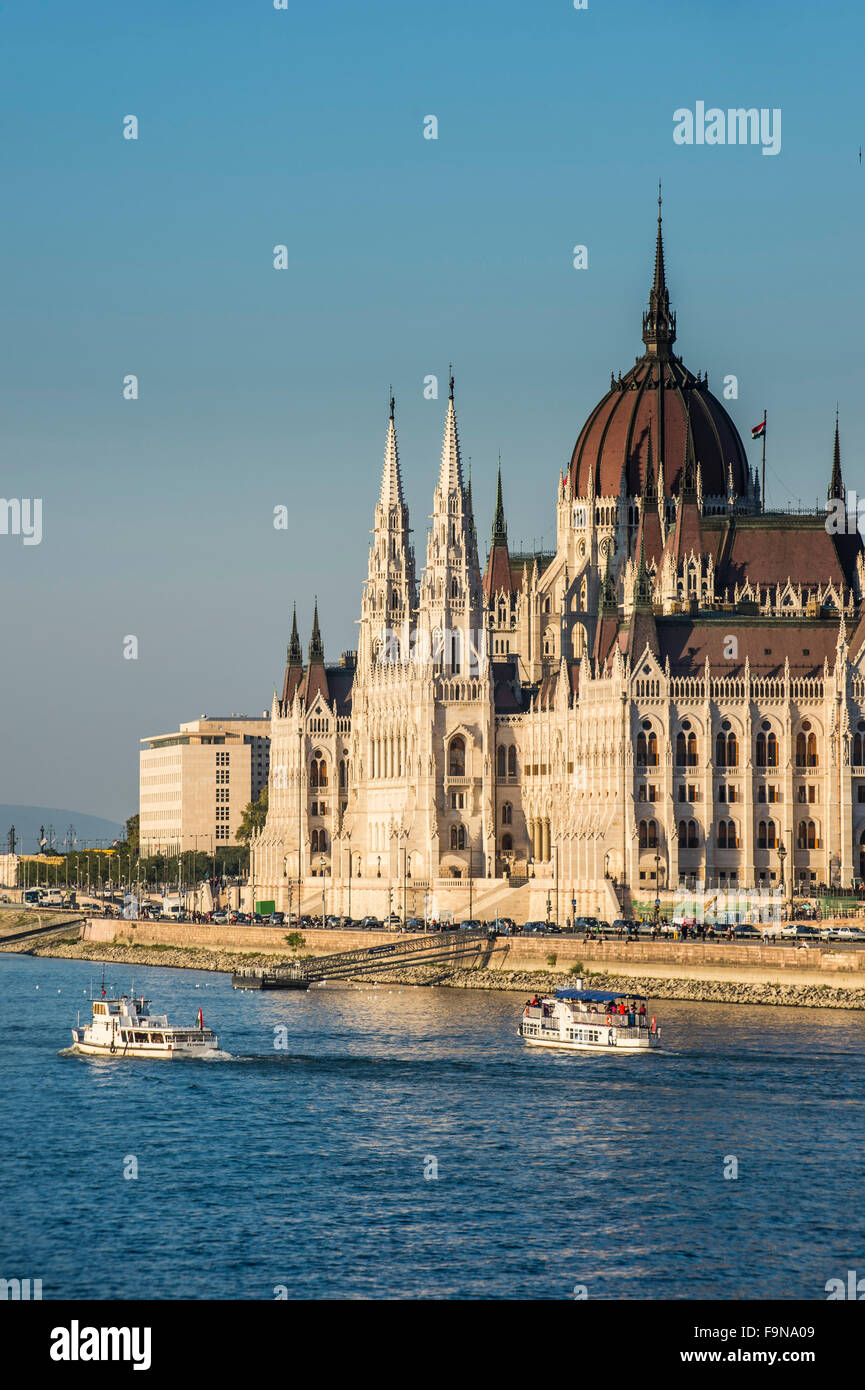 Bâtiment du Parlement hongrois sur les rives du Danube, Budapest, Hongrie Banque D'Images