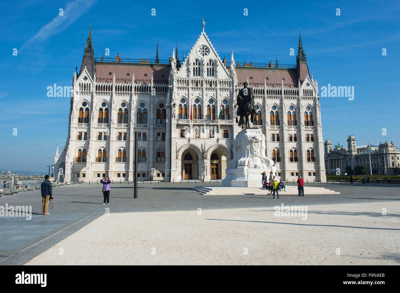 Statue du Comte Gyula Andrássy en face de l'édifice du parlement hongrois, Budapest, Hongrie Banque D'Images