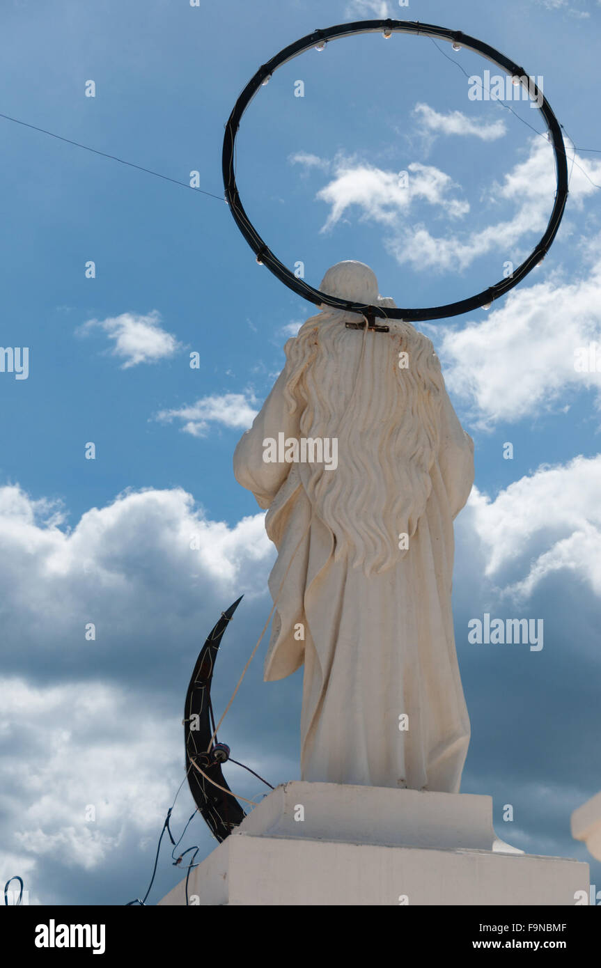Long-Haired angel Statue avec un anneau attaché en face de ciel bleu avec des nuages Banque D'Images
