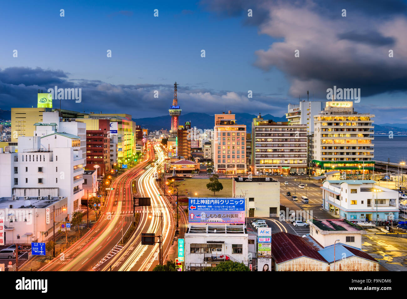 BEPPU, JAPON - 13 décembre 2015 : le centre-ville de Beppu Beppu au tour. La ville est bien connu pour les stations thermales. Banque D'Images