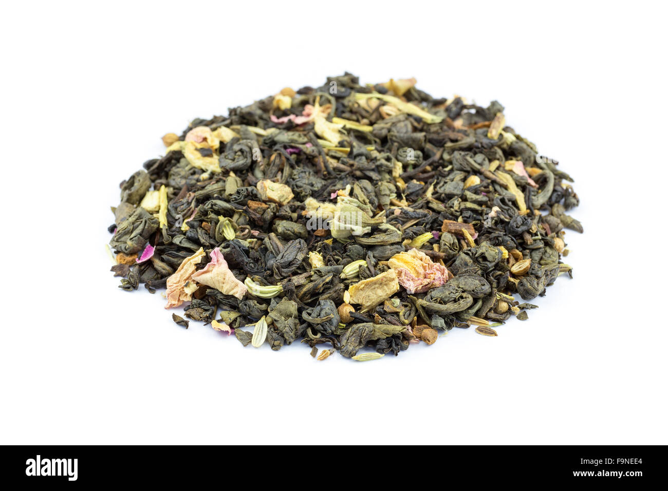 Mélange de fleurs de thé en vrac biologique d'alimentation isolé sur fond blanc Banque D'Images