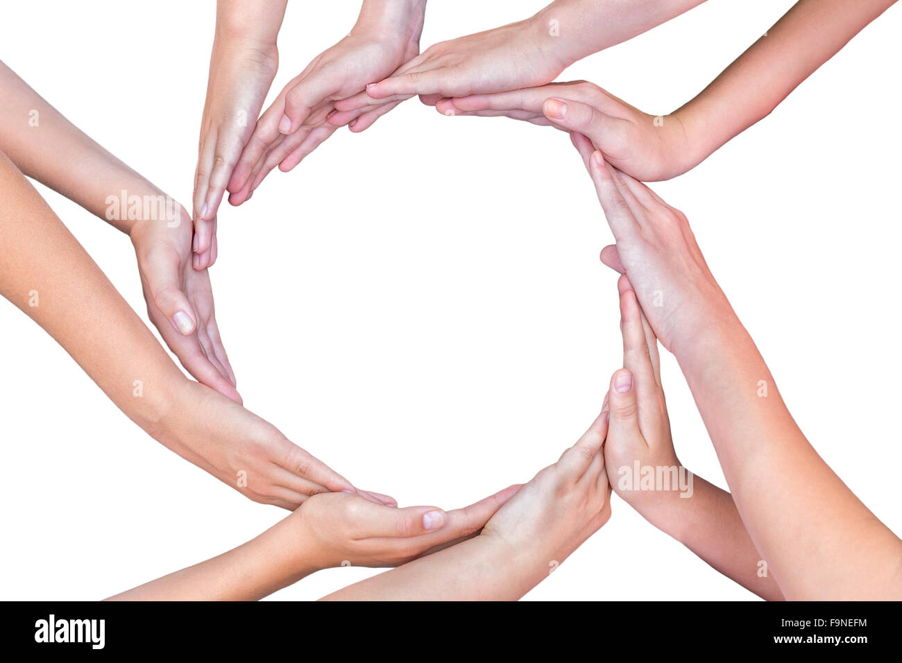 Nombre de jeunes filles avec des mains faisant cercle isolé sur fond blanc Banque D'Images