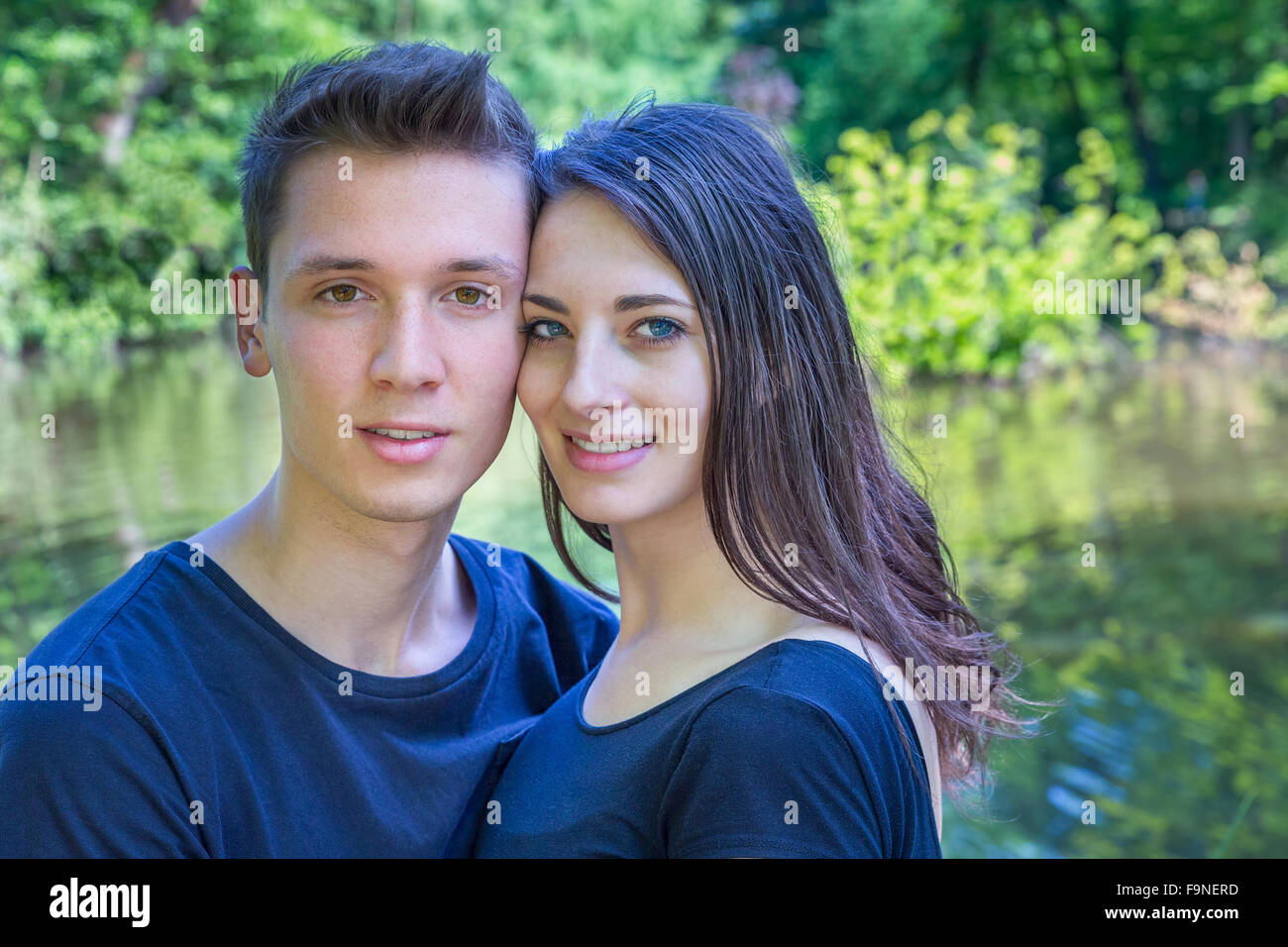 Portrait jeune couple homme et femme dans l'amour en plein air Banque D'Images