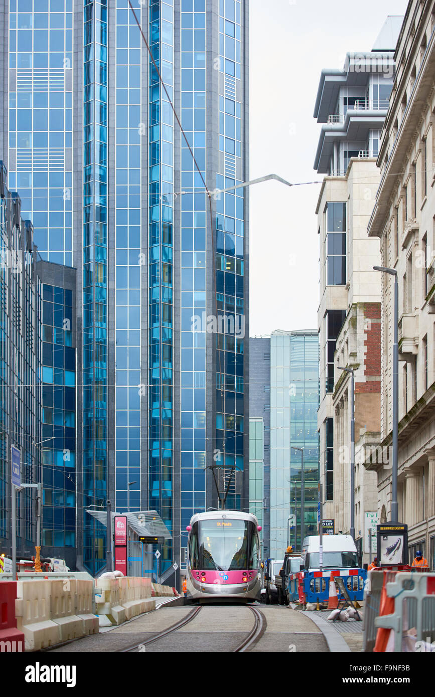 BIRMINGHAM, UK - 03 DÉCEMBRE : Midland metro tramway avec édifice moderne en verre à l'arrière-plan. 03 Décembre, 2015 à Birmingham. Banque D'Images