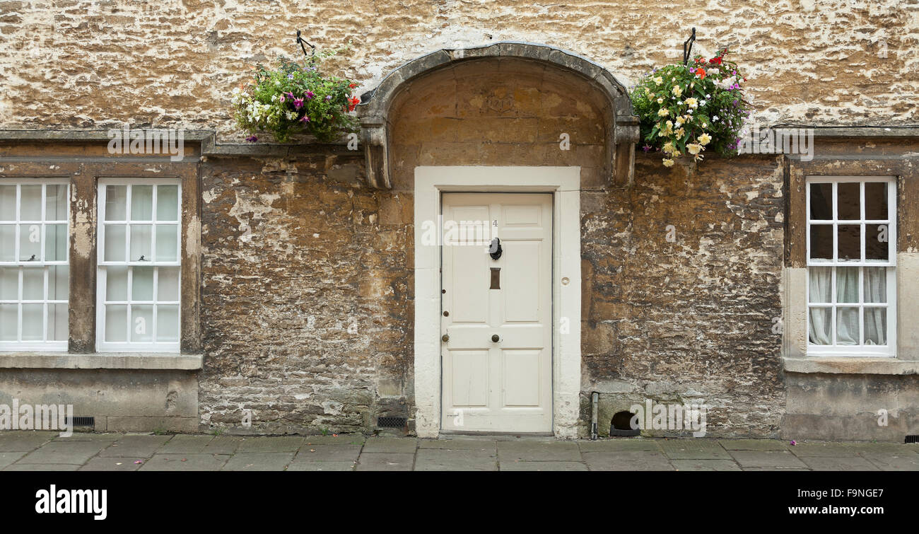 Les tisserands flamands, cottage Cotswolds Wiltshire Corsham, architecture de pierre, pierre, gris chamois porte blanche Banque D'Images